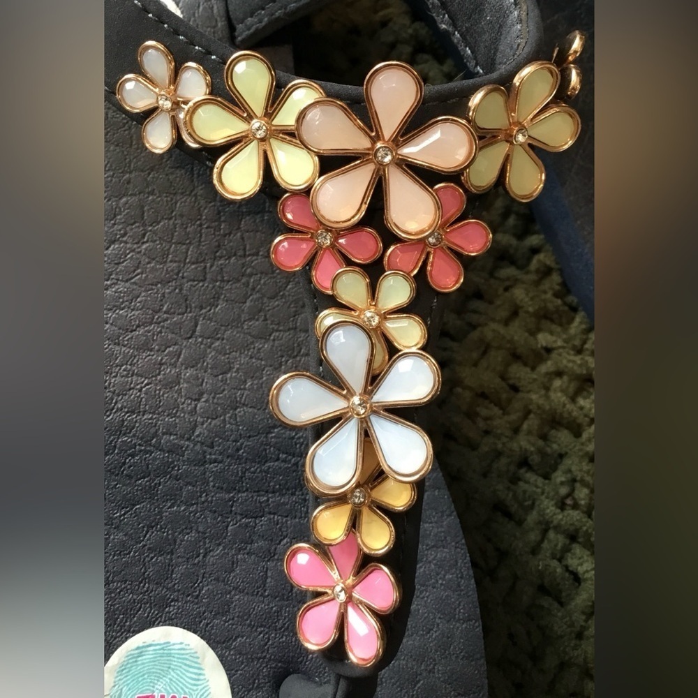 NWT Skechers Cali Meditation Happy Daisies Sandal, Slip On w/Strap; Size 6/7